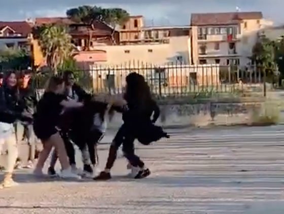 Aggressione choc a Giugliano a una 13enne di origini brasiliane: il video postato su facebook. I carabinieri a caccia delle ‘bulle’. IL VIDEO