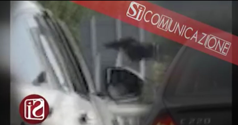 Rapina nel traffico di Casalnuovo stile Gomorra: il video virale sul web