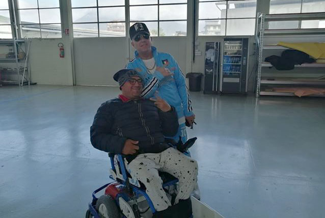 Franco Ricciardi regala una corrozzina per powerchair football a un giovane disabile, suo idolo