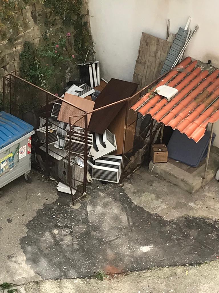 Napoli, rifiuti pericolosi abbandonati nel cortile dell’ospedale San Gennaro