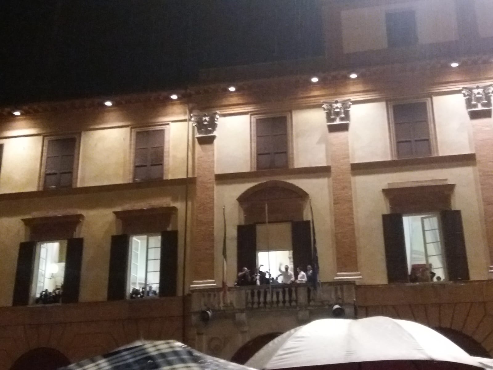 Salvini a Forlì si affaccia al balcone di Mussolini e la piazza lo fischia e canta ‘Bella ciao’. IL VIDEO