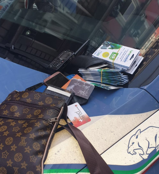 Napoli, blitz al Vasto: catturati i due ‘fornitori’ di schede telefoniche per i migranti. LE FOTO