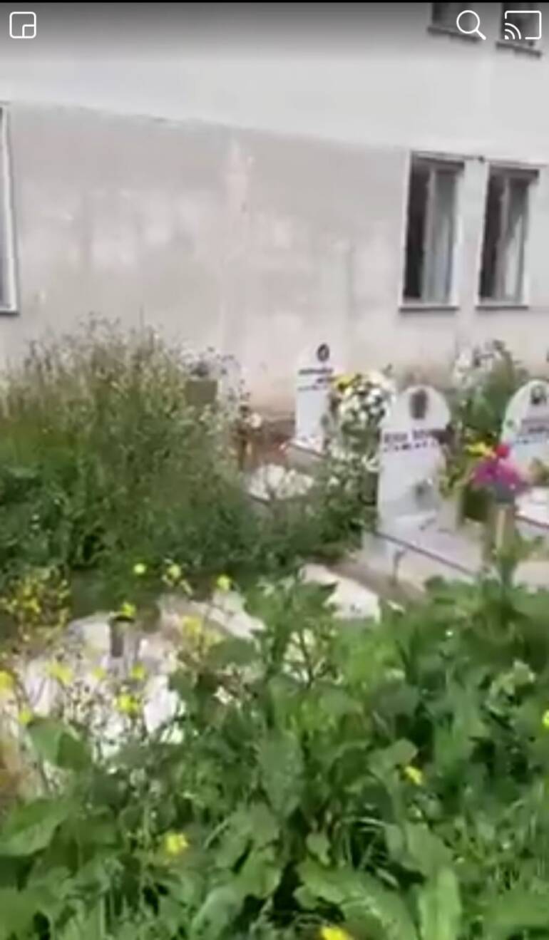 Napoli, nel cimitero di Secondigliano come una giungla, in quello di Pianura le congreghe impraticabili. LE FOTO DELLO SCANDALO