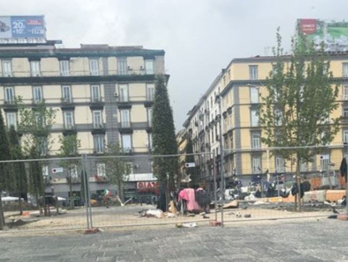 Napoli,  i nuovi giardinetti di piazza Garibaldi non ancora inaugurati già preda del degrado: tra gli alberi appare una casupola di un senzatetto