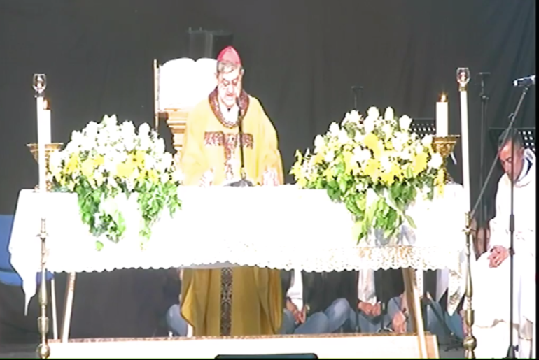 Veglia di preghiera per Noemi, in cinquemila al Palapartenope con il cardinale Sepe