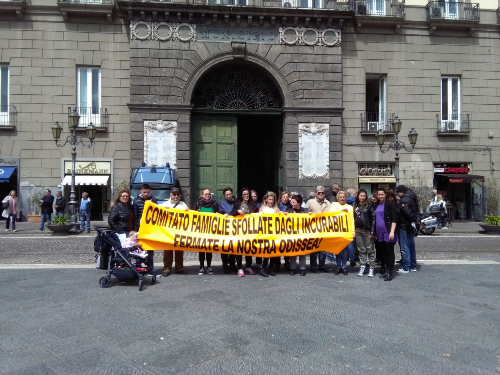Napoli, nuova protesta degli sfollati degli Incurabili: ‘Ci cacciano dall’albergo ma noi non ci facciamo mettere in mezzo alla strada’