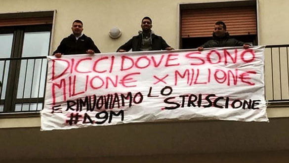 Salerno, striscione anti-Salvini dei Gd: ‘Dove sono i 49 milioni?’