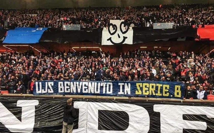 La curva del Paris Saint Germain celebra il ritorno in serie B della Juve Stabia e la foto diventa virale sul web