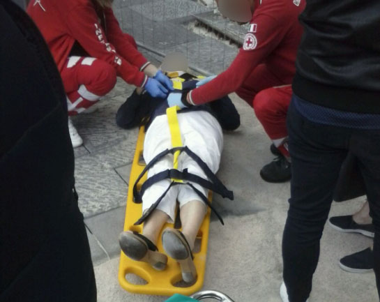 Napoli, cantiere senza protezioni, turista cade in via Cristoforo Colombo e si frattura il naso