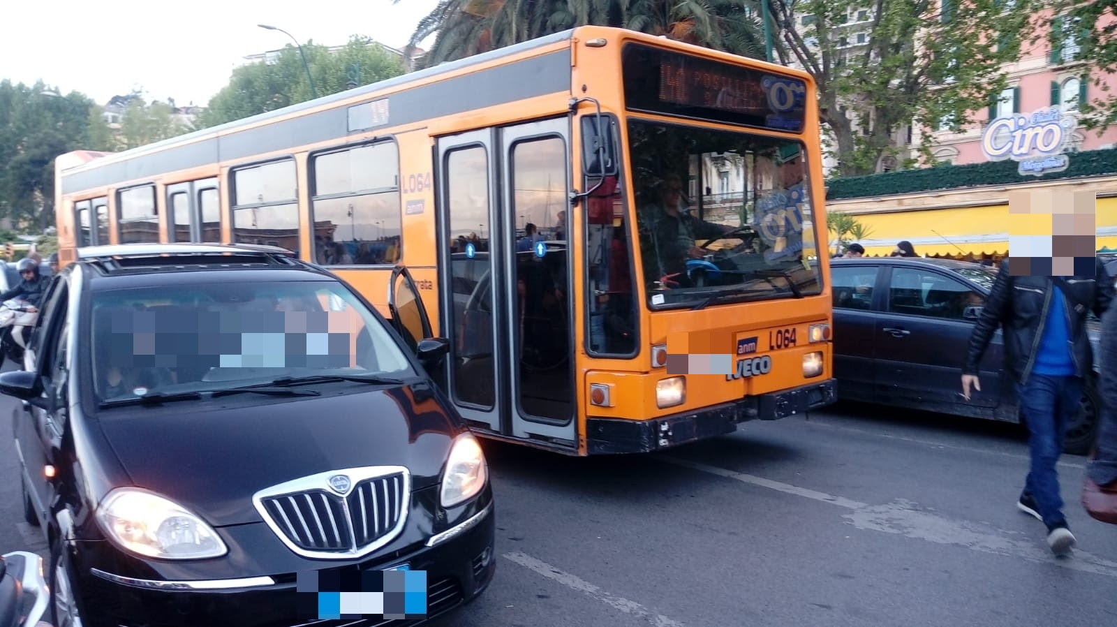 Sosta selvaggia blocca autobus di linea a Napoli, traffico e disagi per i viaggiatori. I Verdi: ‘Malcostume vergognoso’﻿