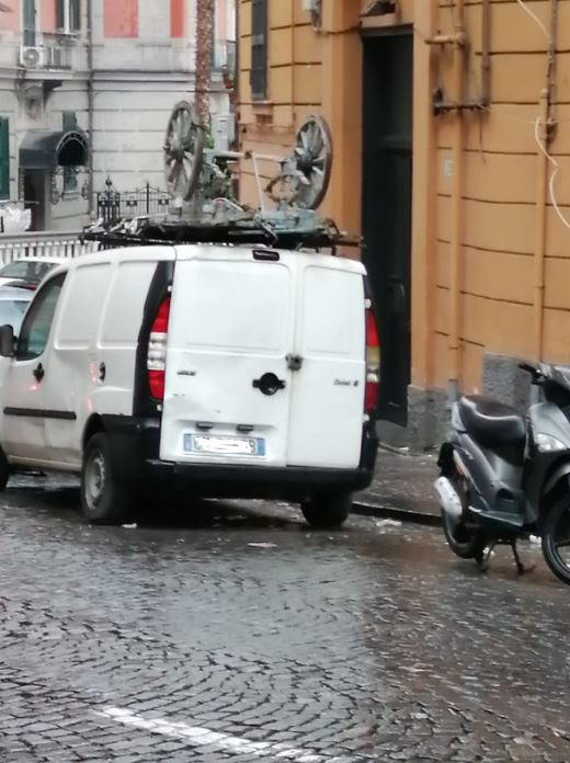 ﻿Napoli, assurdo in via Giacinto Gigante, scale e carrettini usati per riservare posti auto in sosta vietata