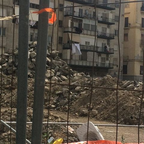 Napoli, il cantiere di piazza Mercato diventa una discarica a cielo aperto