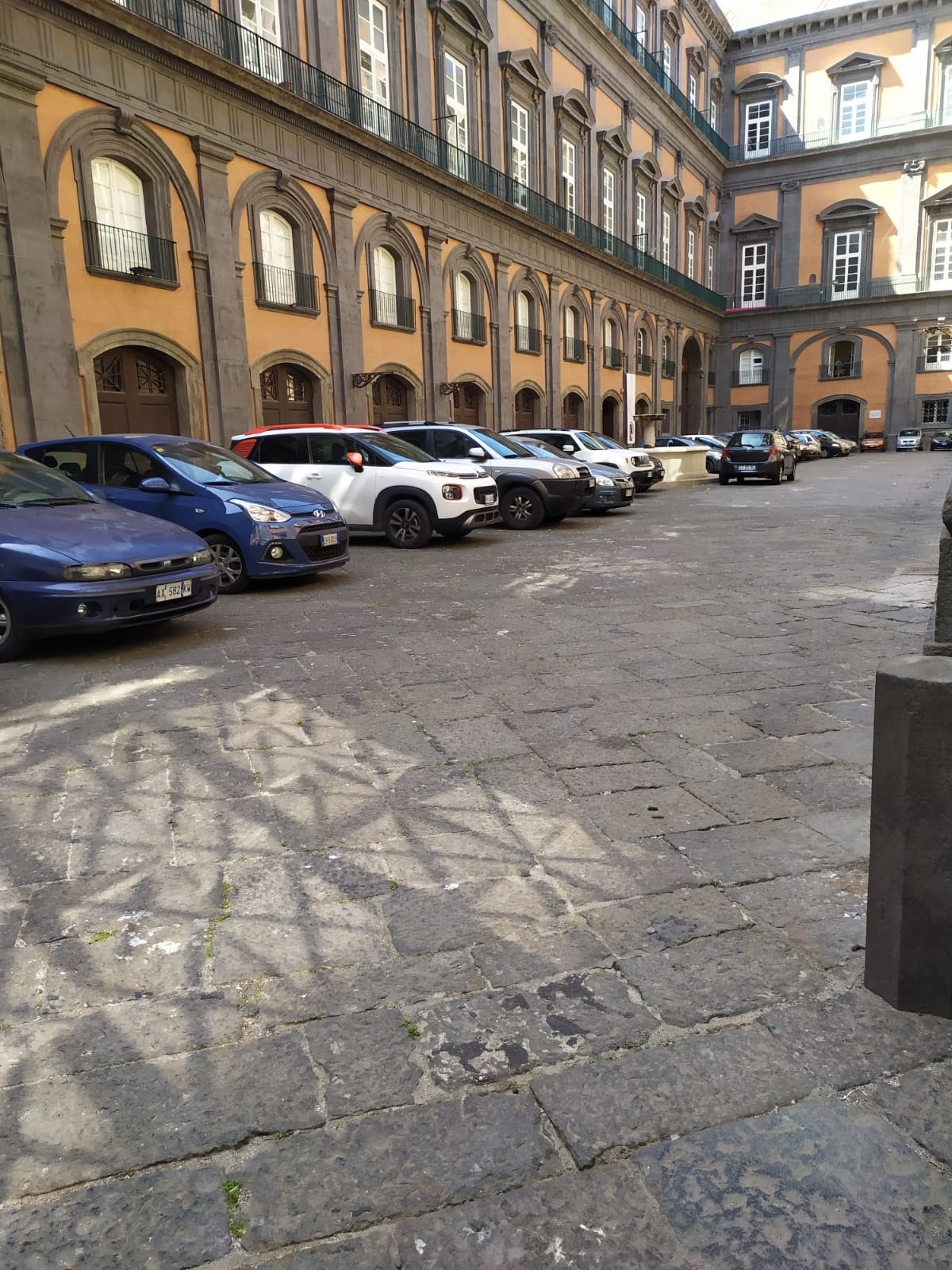 Cortili del Palazzo Reale di Napoli trasformati in un parcheggio. Verdi: ‘Vergogna che prosegue nonostante le nostre denunce’