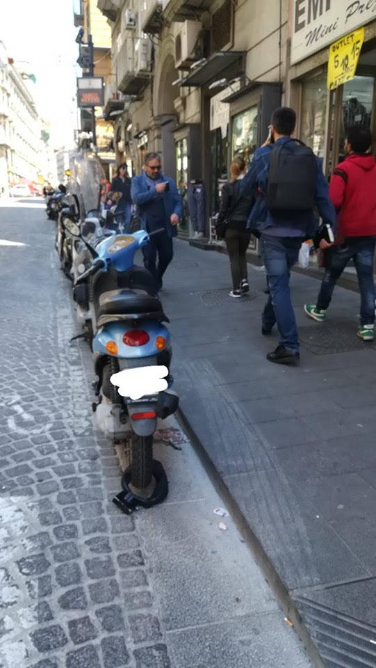 Napoli, consigliere della II Municipalità inciampa in uno scooter in divieto di sosta in via Toledo e si ferisce