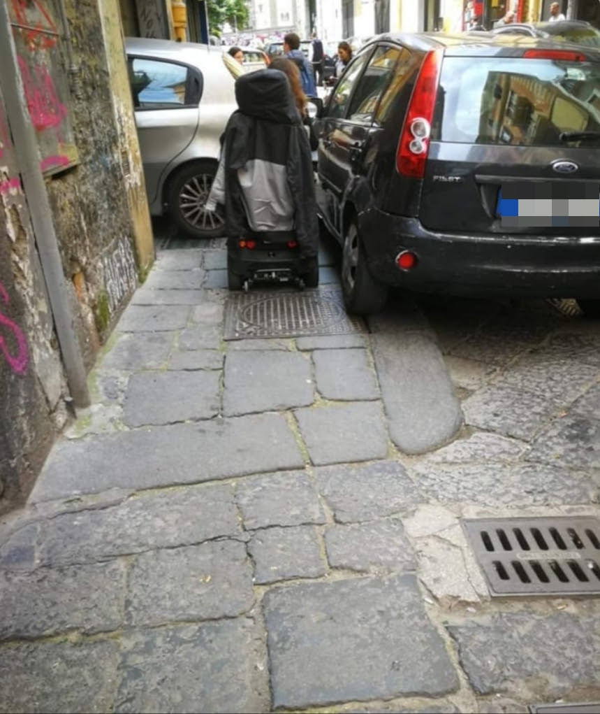La foto simbolo dell’inciviltà degli automobilisti che rende la vita impossibile ai disabili è stata scattata nel cuore di Napoli