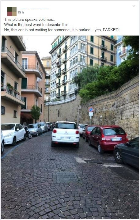 Napoli, sosta selvaggia in via Palizzi, auto parcheggiata a centro strada. Il messaggio sdegnato di una straniera sui social: ‘Questa foto parla da sola’
