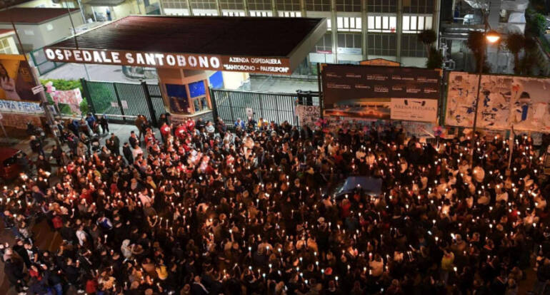 Napoli, dal telefonino di Nurcaro la verità sulla sparatoria di piazza Nazionale. Folla alla veglia per Noemi