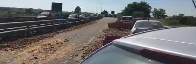 Incidente mortale ad Acerra, carico di patate travolge l’auto di una 29enne. Borrelli: “Trasporti pericolosi”