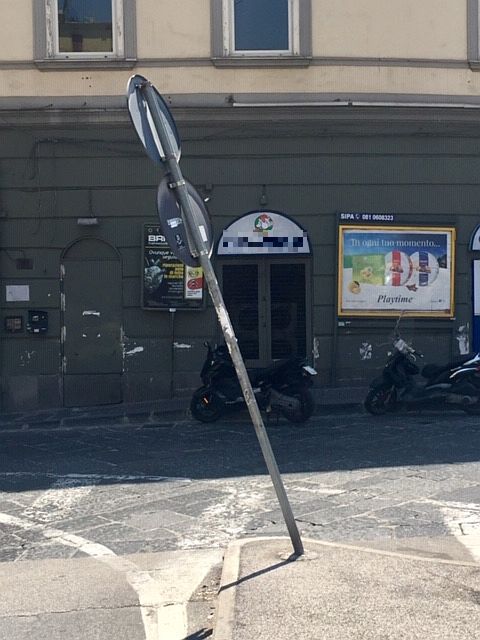 Arenella, in piazza degli Artisti: palina “pendente”