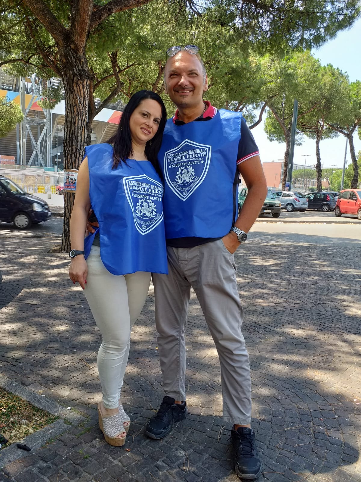 Universiade,  Giuseppe Alviti Presenta con l’Agpg le pettorine con Miss over Europa Titti Scibilia per i volontari dell’associazione