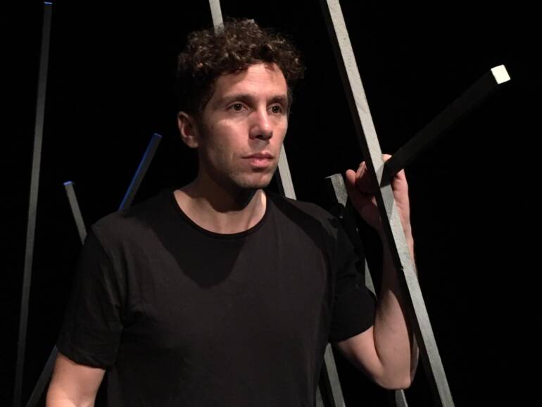 Il maestro più alto del mondo: un monologo di teatro civile che racconta le ultime ore di vita di Franco Mastrogiovanni. Il 25 giugno alla Galleria Toledo
