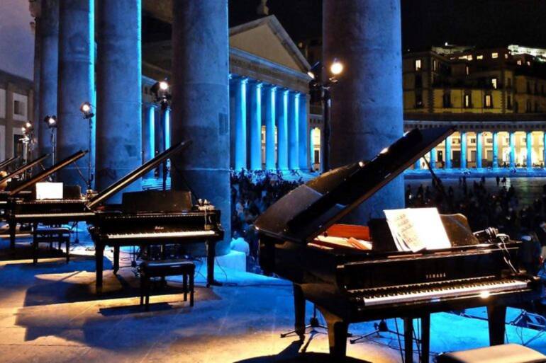 Salerno. Domenica nell’Atrio del Duomo 12 pianoforti in concerto. A seguire 80 bambini del Coro di Voci Bianche