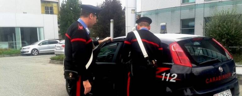 Corsa contromano per scappare ai carabinieri: nell’auto attrezzi da scasso