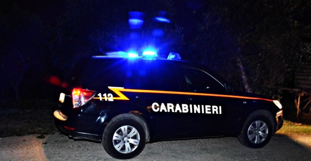 Minaccia la moglie davanti ai carabinieri: arrestato