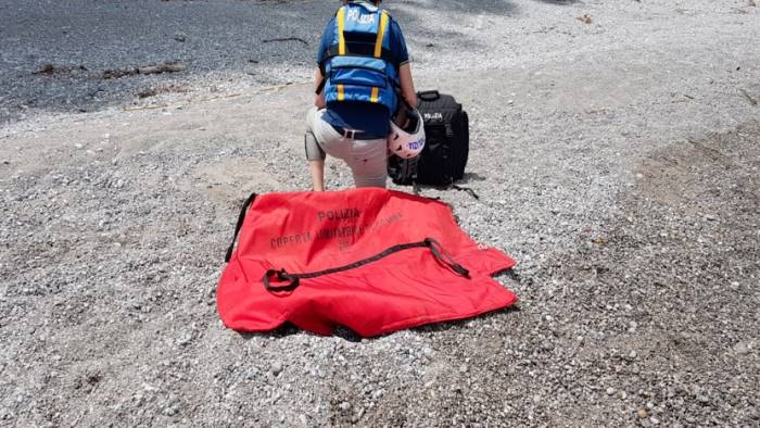 Ordigni esplosivi lasciati in spiaggia: ritrovati dai bagnanti in Costiera Amalfitana