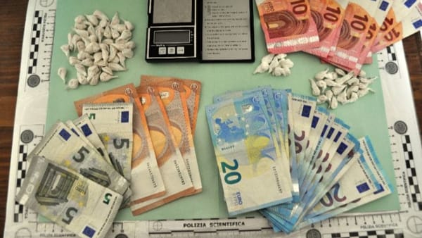 Spaccio di droga, in manette il pusher della Fiat blu