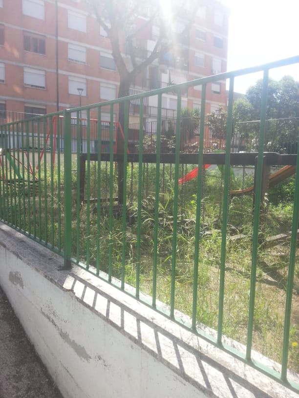 Napoli, il parco giochi di Ponticelli chiuso da un mese perché nessuno ha tagliato l’erba