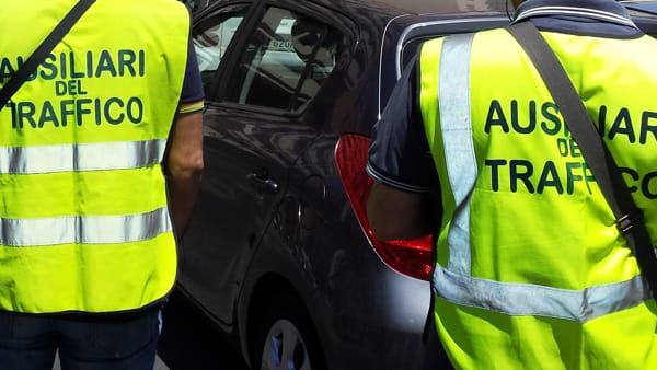 “Le moto qui non possono stare”: ausiliare del traffico picchiato da centauri tedeschi ad Amalfi
