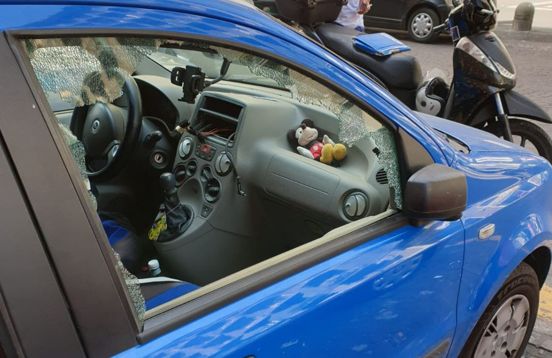 Napoli, minacce agli automobilisti e auto danneggiate, parcheggiatori abusivi fuori controllo in via Oberdan. Verdi: ‘Prepotenza criminale’