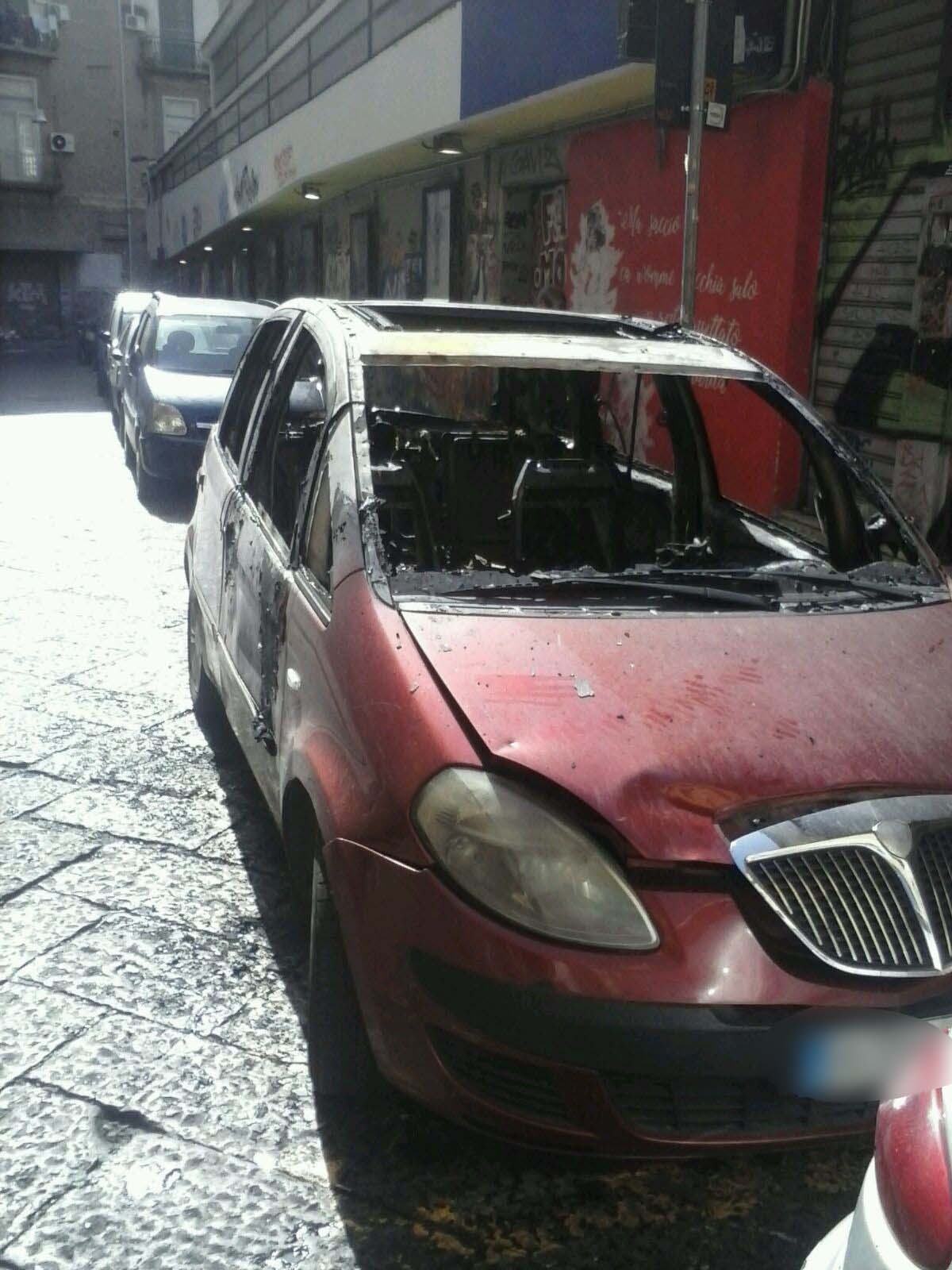 Napoli, movida violenta e incendiaria: fiamme nella notte a cassonetti e auto in tre punti della città.LE FOTO