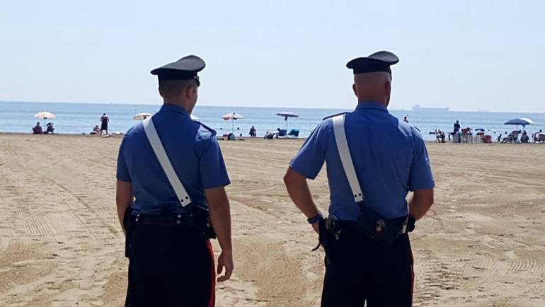 Pozzuoli, allarga lo stabilimento balneare senza concessione: denunciato titolare di un lido