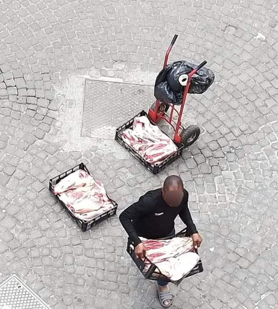 Napoli, al Vasto sui marciapiedi continua la vendita di carne di provenienza sconosciuta
