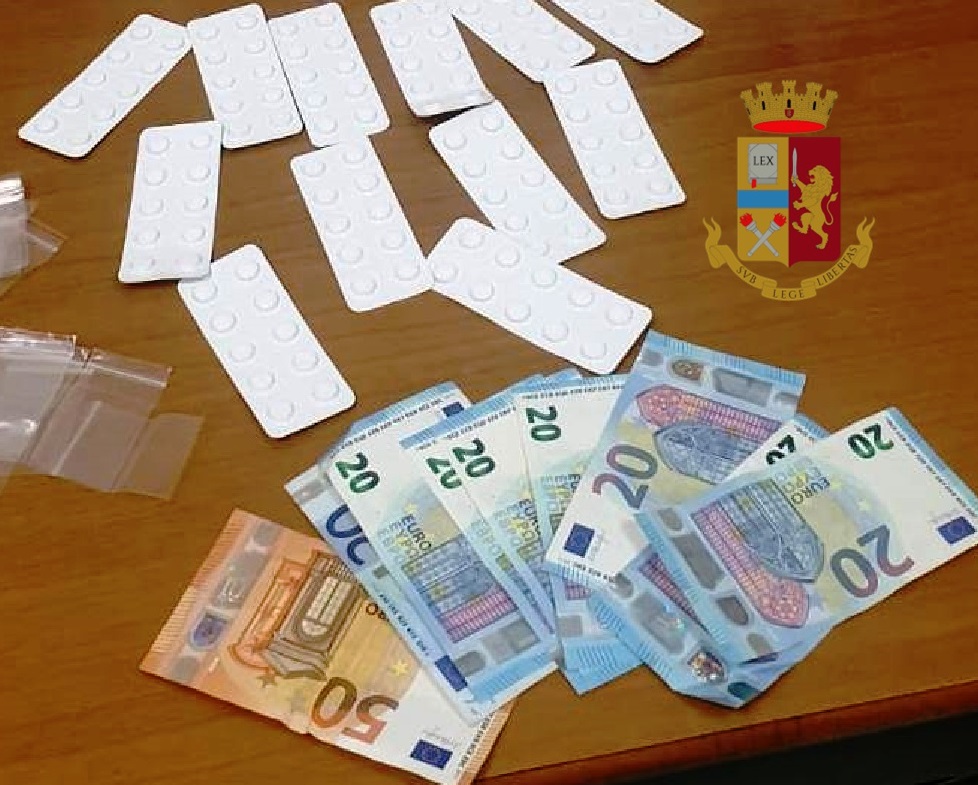 Napoli, algerino sorpreso in un albergo: aveva un supermercato ambulante della droga