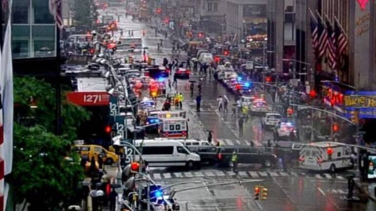 Elicottero diretto alla statua della libertà si schianta su un grattacielo di Manhattan: muore il pilota