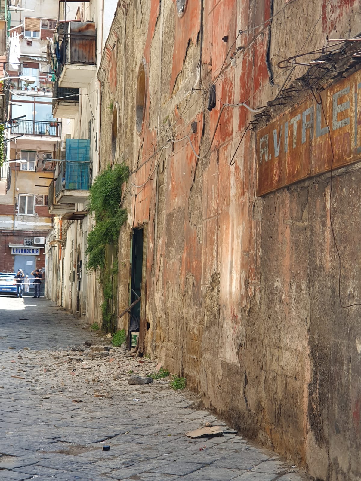 Napoli, crolla l’ex cinema Vesuvio in via Lavinaio: ambulanze e vigili del fuoco sul posto