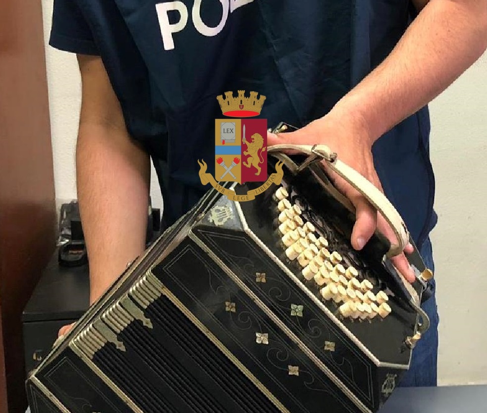 Napoli, recuperata a Chiaia una fisarmonica di notevole valore rubata a un musicista argentino al Salone Margherita