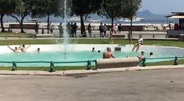 Napoli, piazza Cavour e rotonda Diaz, le fontane della vergogna: ridotte ad acquitrini o trasformate in piscine