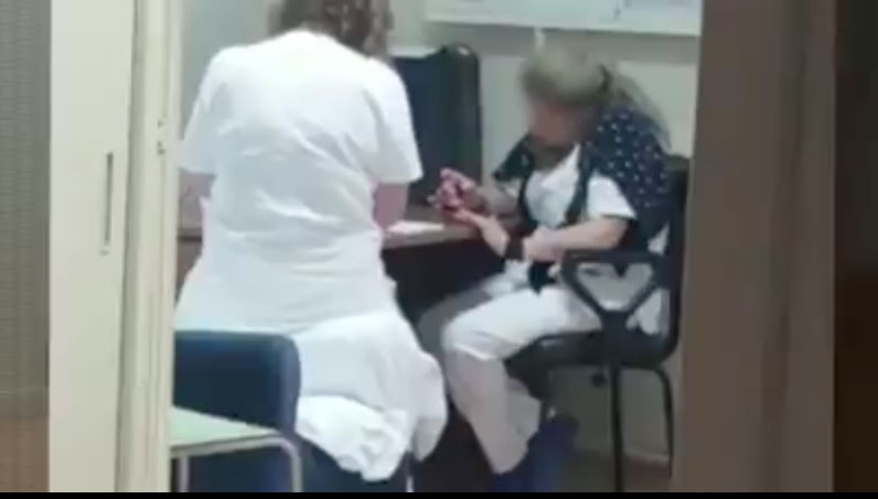 Mamma porta il figlio di pochi mesi in ospedale e le infermiere invece di soccorrerlo si passano lo smalto sulle unghie. IL VIDEO