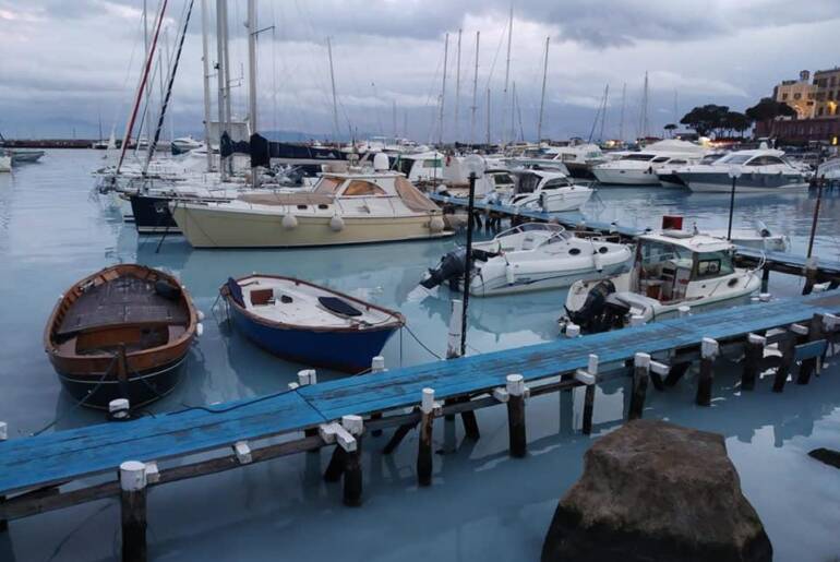 Napoli, nuovo sversamento nel porticciolo di Mergellina, l’acqua di mare diventa lattiginosa