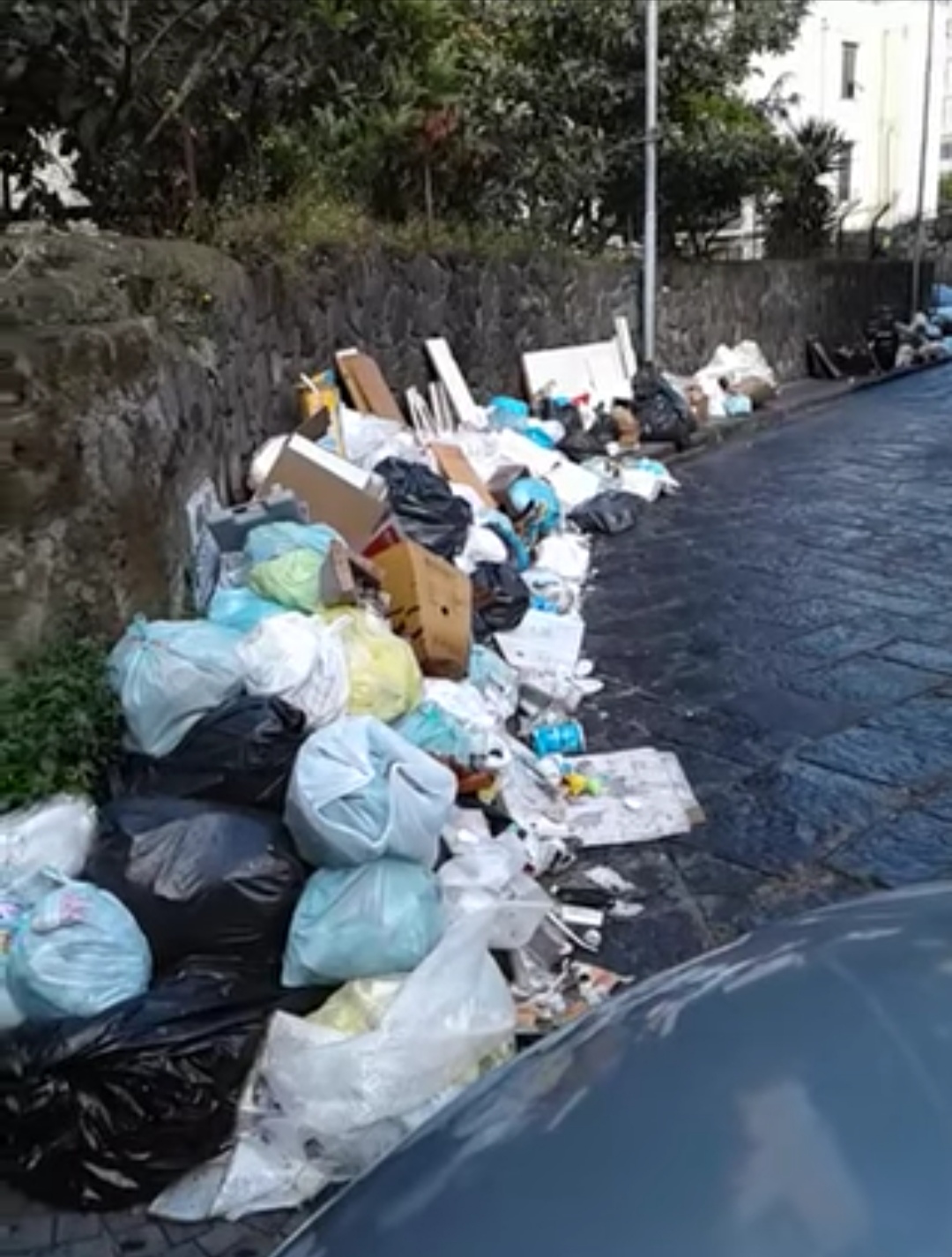 Ercolano invasa dalla spazzatura: proteste dei cittadini