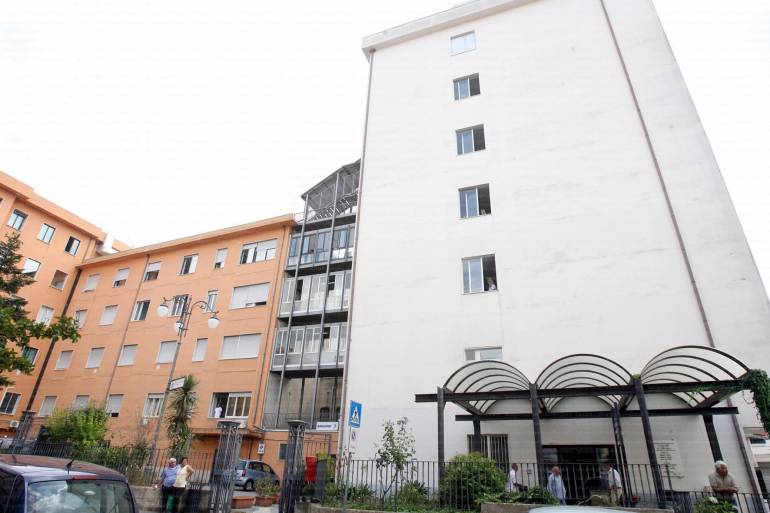 Vallo della Lucania, aggredisce personale sanitario con un martello: arrestato