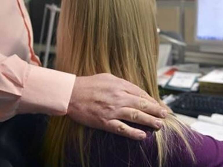 Napoli, il prof del Vico incastrato dalle denunce e dalle chat dai contenuti erotici con le due studentesse