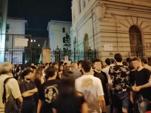 Napoli, la veglia davanti al Liceo per il prof suicida. La lettera di addio