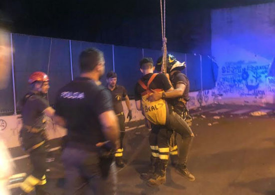 Napoli, due adolescenti cadono in un dirupo: salvati da polizia e vigili del fuoco
