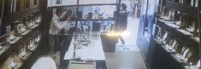 Rapina Rolex in azione a Chiaia, banditi armati nella gioielleria Silvestri: il terrore in pochi istanti