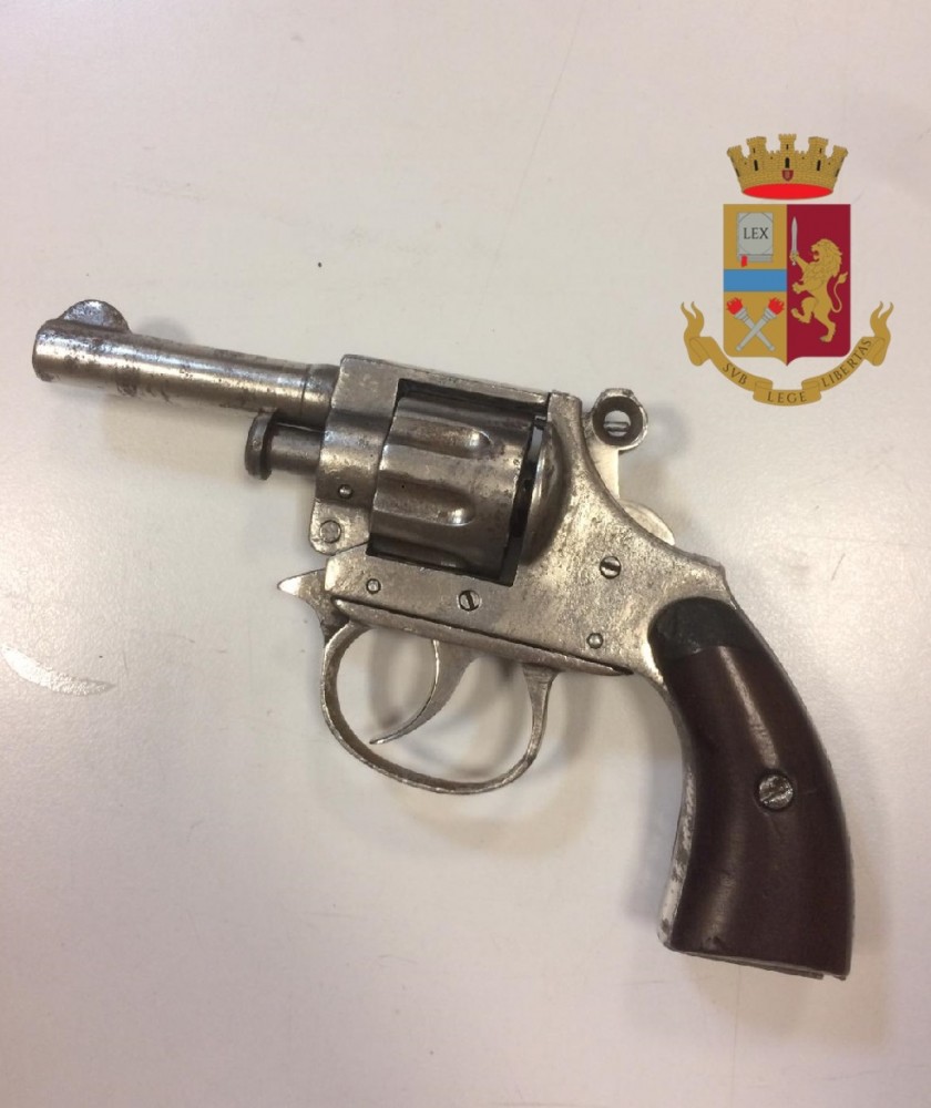 Napoli, nascondeva un revolver nell’armadio: arrestato pregiudicato